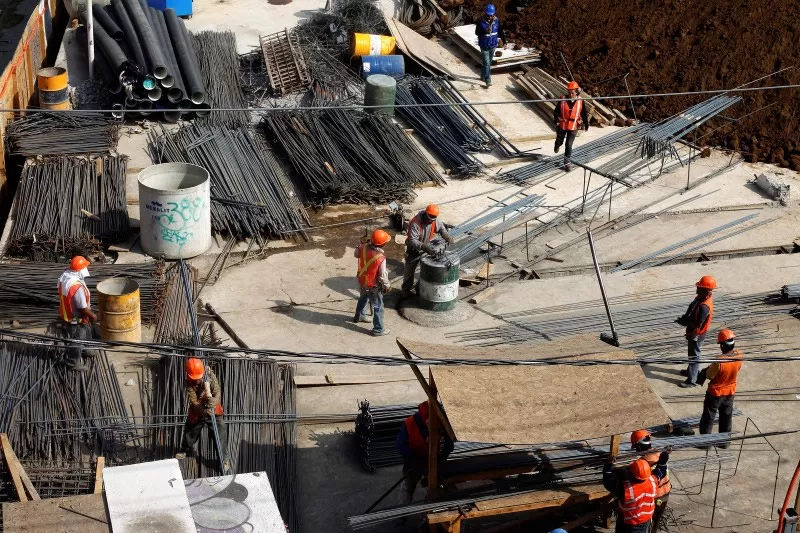 El componente construcción de la actividad industrial en México cayó 2.5% en febrero frente al mes previo, según cifras del INEGI.