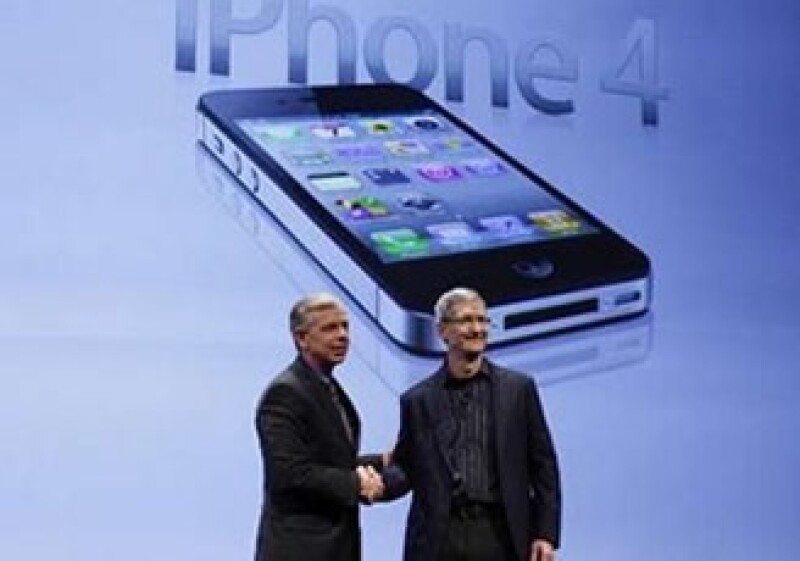 A la izquierda, Lowell McAdam director de operaciones de Verizon Communications, y Tim Cook, su homólogo en Apple en el anuncio. (Foto: AP)