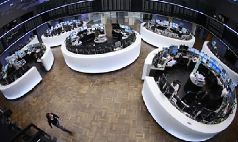 Las acciones europeas tocaron máximos de cinco meses y medio encabezadas por los sectores automotriz y minero. (Foto: Reuters)