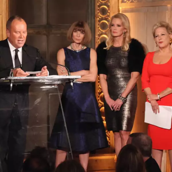 Michael Kors ofreció unas palabras al ser reconocido por su donación de 5 millones de dólares. Aquí con Bette Middler y Anna Wintour.