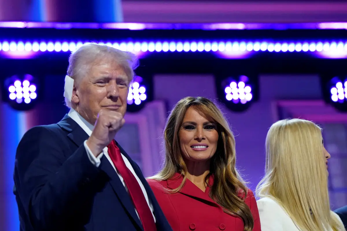 El candidato presidencial republicano y ex presidente de los Estados Unidos, Donald Trump, se une en el escenario a su esposa Melania y otros familiares después de que terminó de dar su discurso de aceptación el Día 4 de la Convención Nacional Republicana (RNC), en el Foro Fiserv en Milwaukee, Wisconsin, EE. UU., el 18 de julio de 2024.