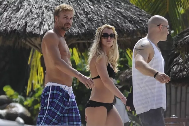 La cantante pasó unos días en Ixtapa, también viajaron con ella su papá, James, y sus dos hijos, Sean Preston y Jayden James.