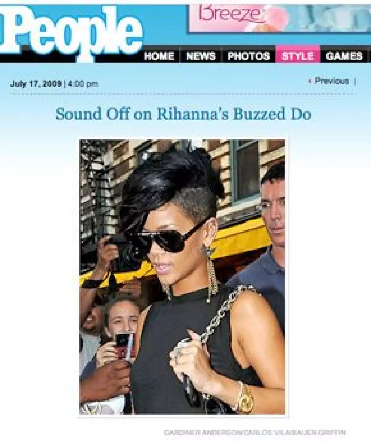 Con un corte de cabello asimétrico, la cantante originaria de Barbados llegó a Londres desde Nueva York