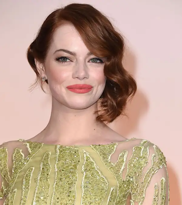 Emma Stone complementó su vestido Elie Saab con un tono durazno en los Oscar.