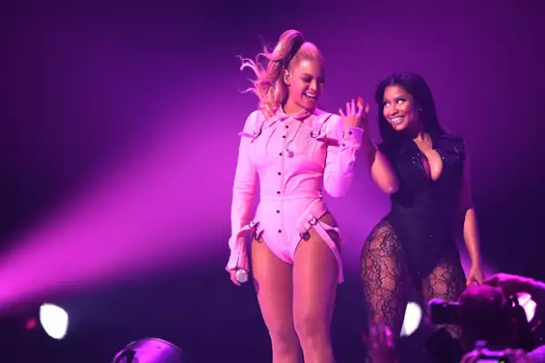 La cantante realizó un perfomance en el evento con la rapera Nicki Minaj.