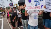 Los manifestantes protestan contra el ICE durante una vigilia pacífica en honor a un hombre colombiano de 26 años que recibió un disparo fatal durante una operación de Inmigración y Control de Aduanas (ICE) en Biddeford, Maine, el 13 de julio de 2026.