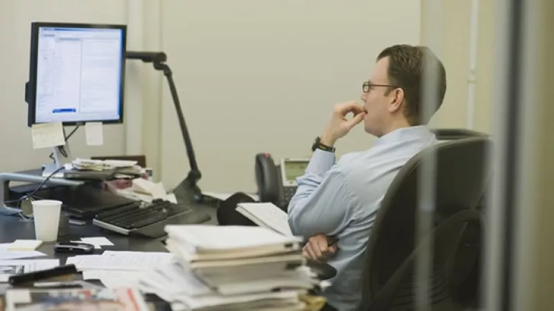 Hombre en escritorio