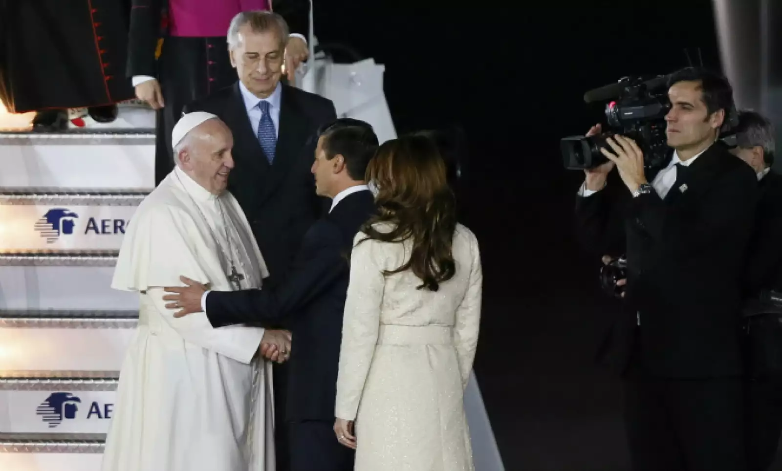 Enrique Peña Nieto y la primera dama, Angélica Rivera, saludan al pontífice.