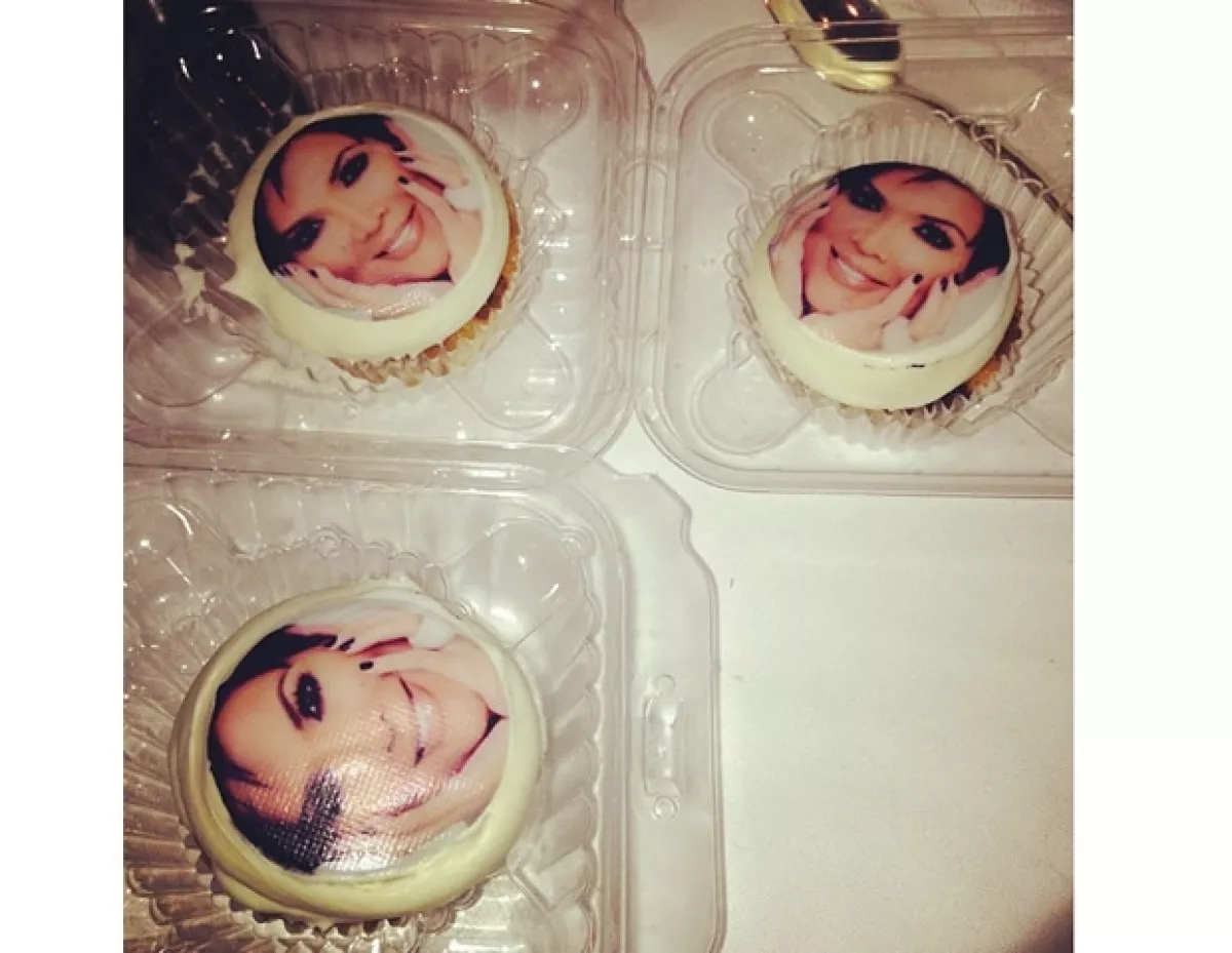 Además del pastel, Kris también recibió cupcakes con su foto.