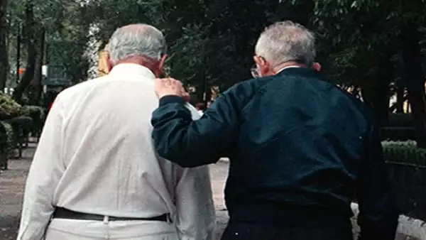 ancianos caminando