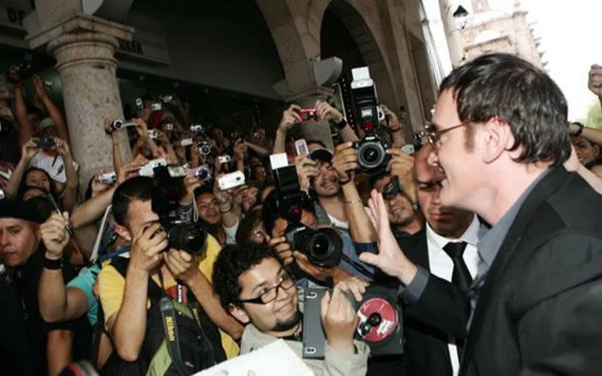 El cineasta fue fotografiado y rodeado por un tumulto de personas que deseaban una foto de él.