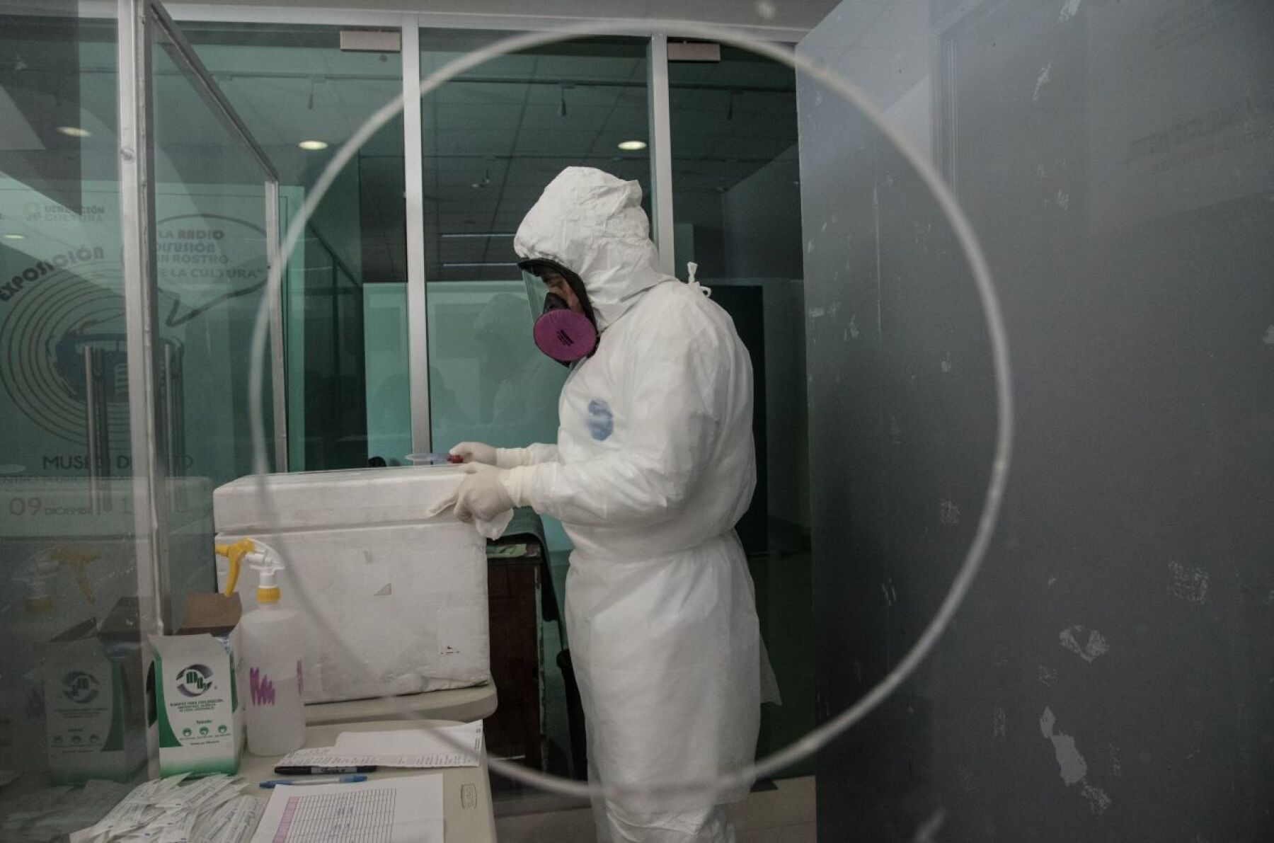 El Hospital Regional de Alta Especialidad de Iztapaluca realiza cerca de 500 pruebas para detectar covid-19 a vecinos de la entidad. La prueba incluye un registro sanguíneo para determinar si el virus es capaz de transmitirse por esta vía.. Las pruebas