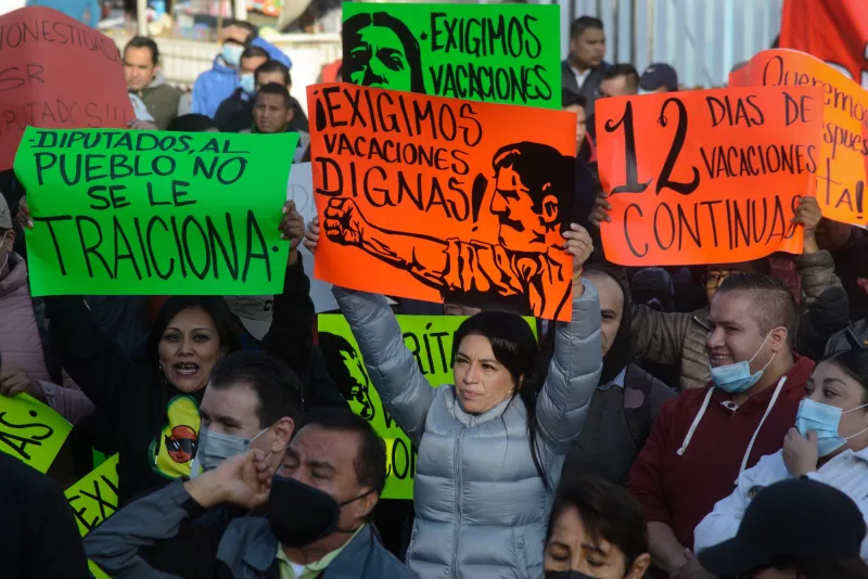 Trabajadores e integrantes de la Confederación Revolucionaria de Obreros y Campesinos (CROC) se manifiestan y bloquean varios accesos de la Cámara de Diputados por la modificación a  la minuta de las “vacaciones dignas” que reduce de 12 a 6 días de descansos de forma contínua, la cual se contempla sea discutida este día durante la sesión ordinaria.