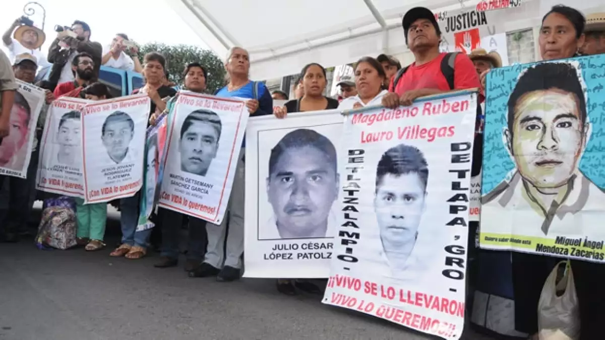 Los familiares de los estudiantes de Ayotzinapa en la carpa que instalaron este miércoles en el Zócalo de la Ciudad de México