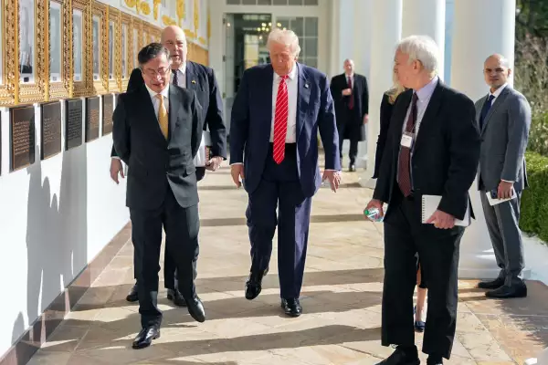 Foto de folleto publicada por la oficina de prensa de la Presidencia colombiana que muestra al presidente colombiano Gustavo Petro (L) caminando junto a su homólogo, el presidente estadounidense Donald Trump (C), que se reúne en la Casa Blanca en Washington el 3 de febrero de 2026.
