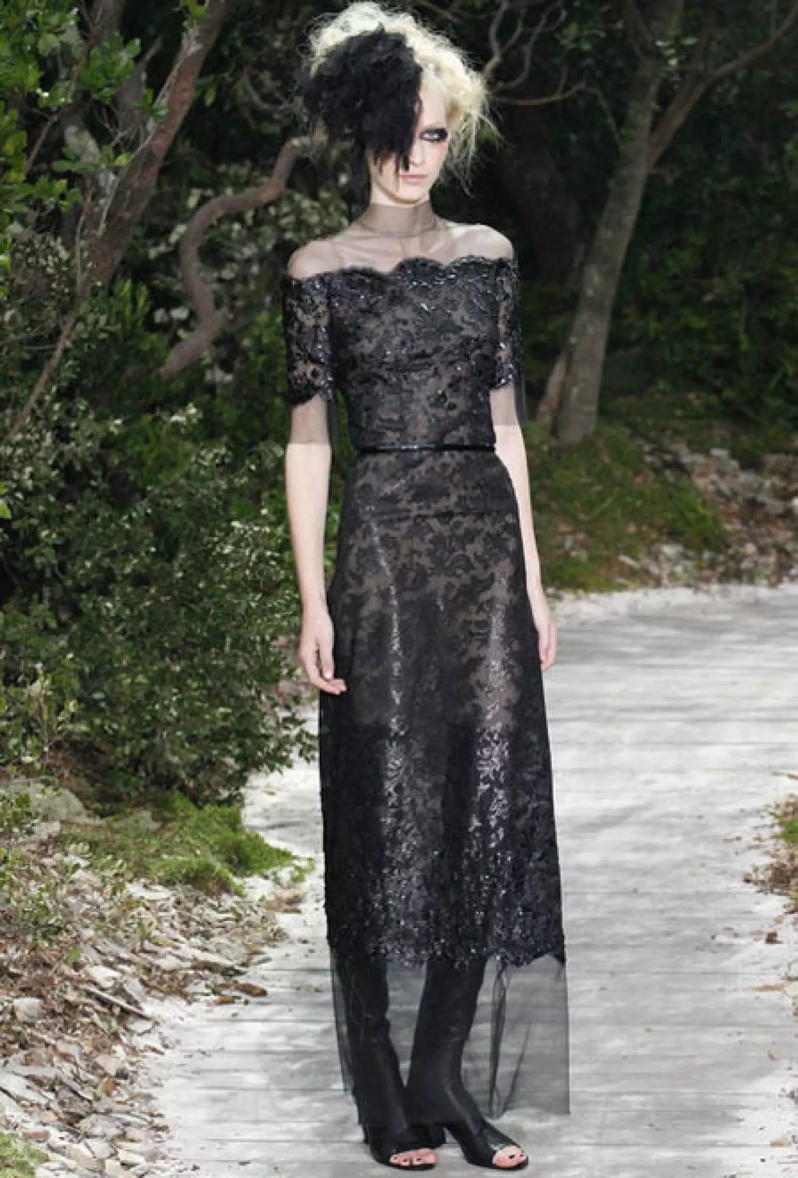 El director creativo de la firma afirmó que la elaboración de cada vestido tomó 2 mil horas.