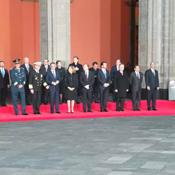 El gabinete de Enrique Peña Nieto esperando la llegada del Papa.