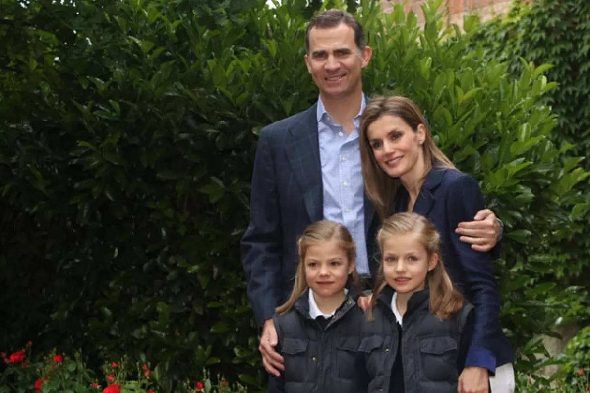 La familia fue fotografiada al salir de su casa el día de hoy.