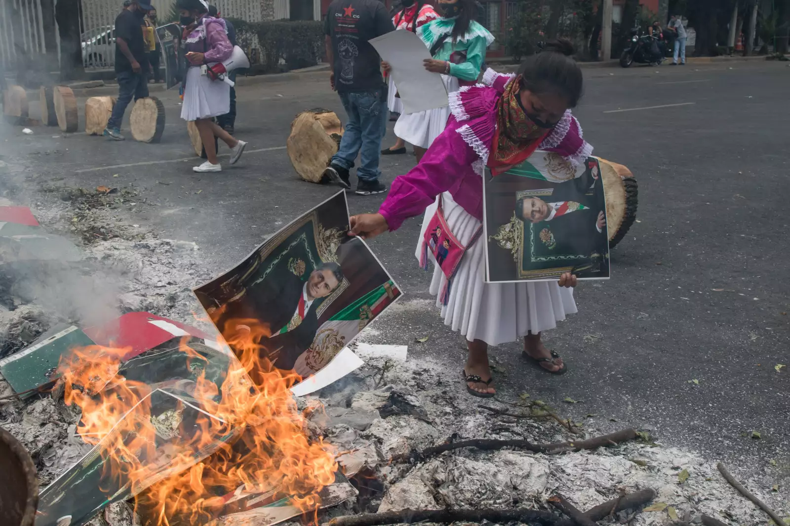 Miembros de la comunidad Otomí que mantienen tomada desde hace seis meses la sede del INPI, bloquearon de manera indefinida la avenida México-Coyoacán, para exigir al gobierno local que cumplan su demanda de vivienda.