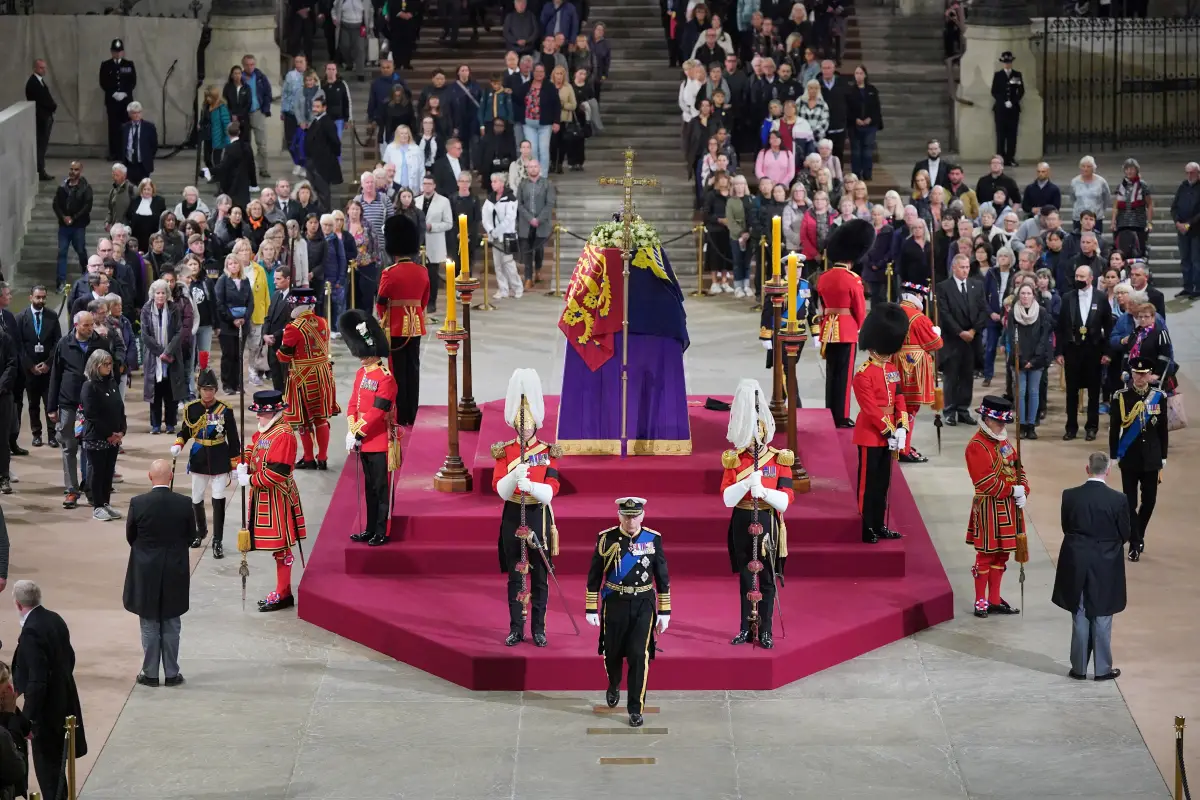 Britain mourns Queen Elizabeth.   Yui Mok/Pool via REUTERS