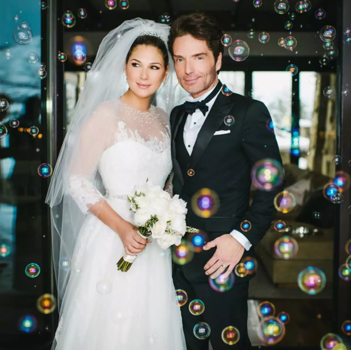 La ex novia de 'El Sol' anunció en Twitter que se casó con el músico Richard Marx antes de Navidad.