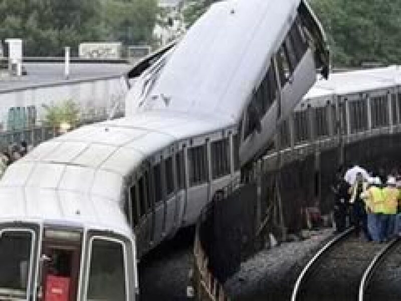 Al menos 4 muertos y 70 heridos ha dejado el descarrilamiento del tren en DC. (Foto: Reuters)