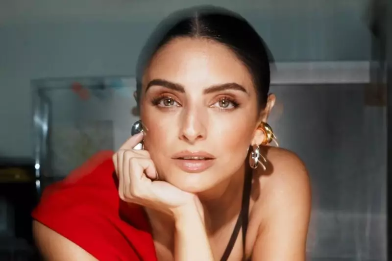 aislinn-derbez 