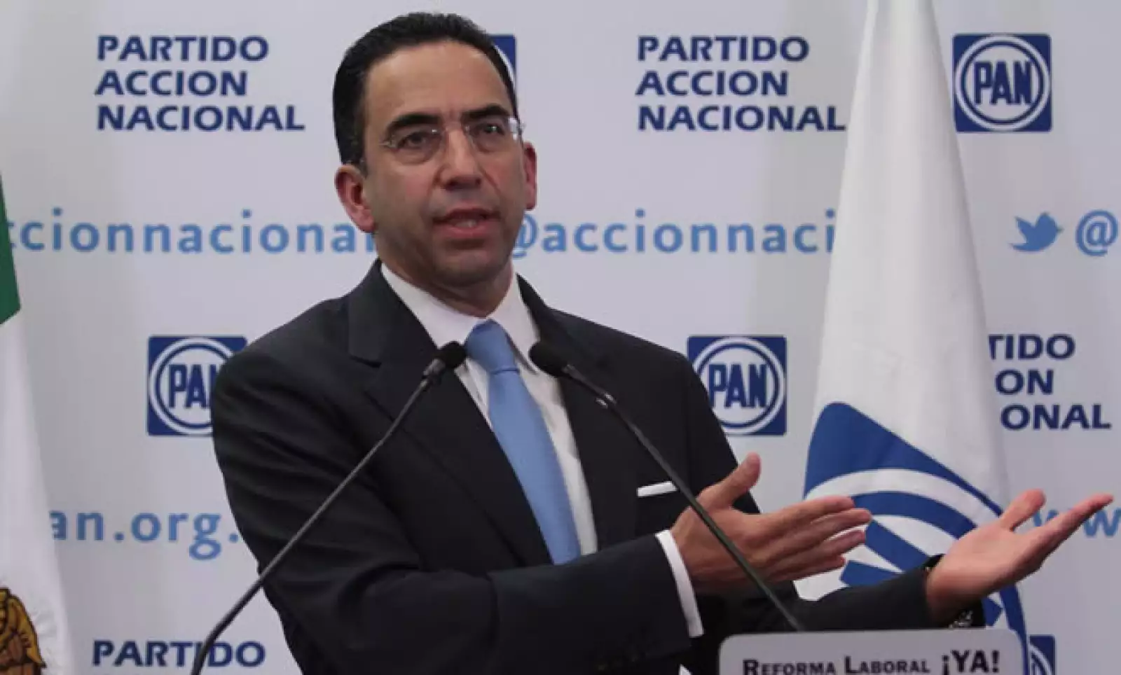 Cargo anterior: secretario del Trabajo y Previsión Social con Calderón. Actividad actual: el abogado  es miembro de la red de voceros del CEN del PAN y  candidato al Senado por Puebla.