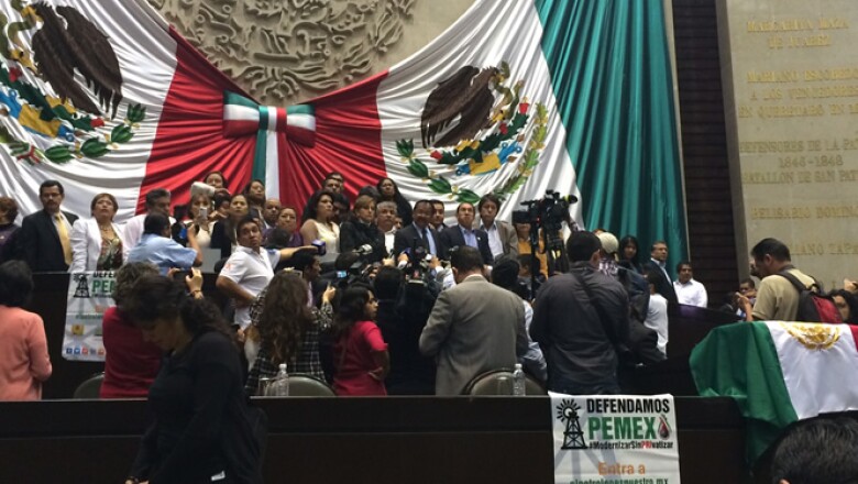 Diputados de la izquierda tomaron este martes la tribuna de San Lázaro en contra de la reforma energética aprobada en la víspera por el Senado.