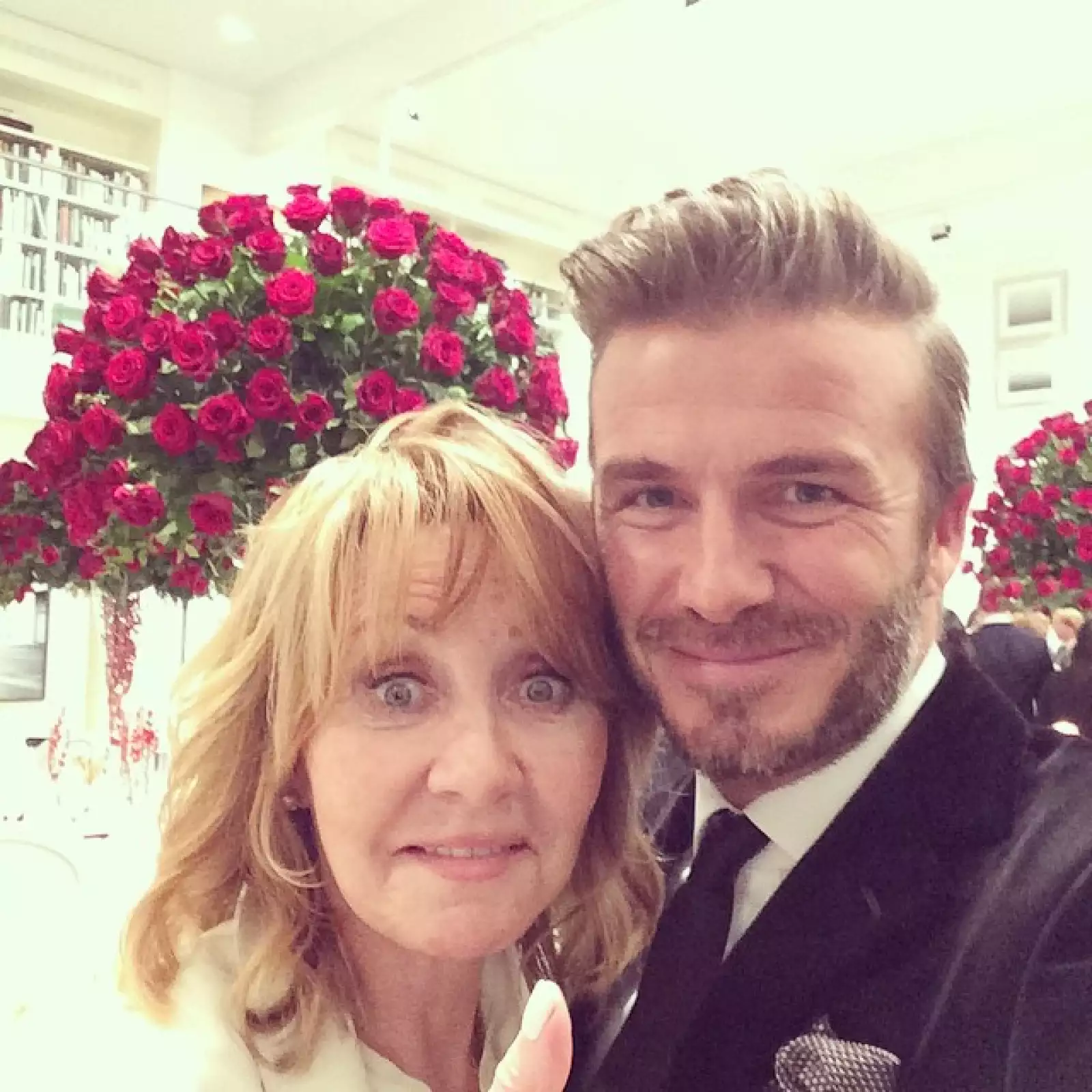 La cantante, Lulu Kennedy-Cairns, mejor conocida como Lulu y cercana amiga de Elton se tomó unos momentos para saludar a sus amigos, entre ellos, David.