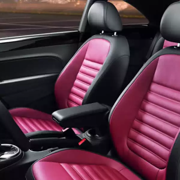 Esta disponible en tres versiones: “Beetle”, “Design” y “Sport”. En esta última versión se agregan nuevas características como asientos de piel, quemacocos y rines de 22 pulgadas.