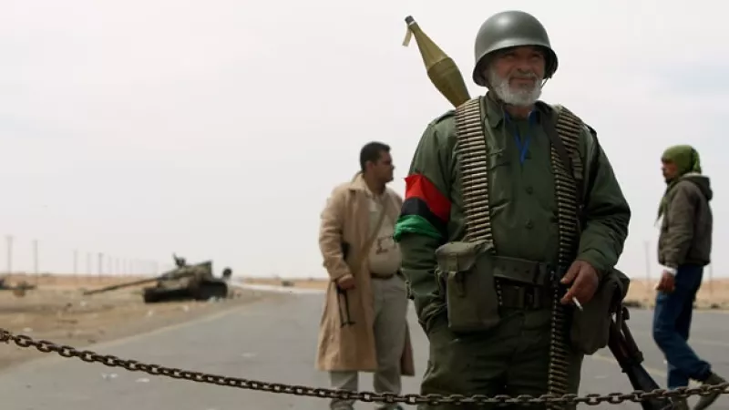 rebeldes vigilan una carretera