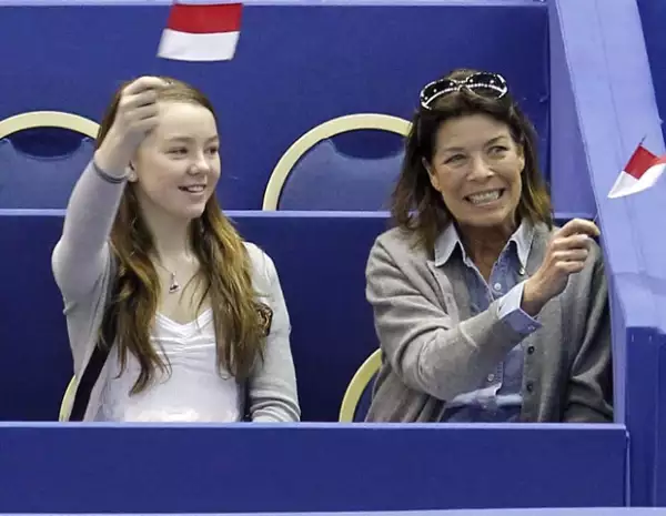 A Alexandra le apasiona el patinaje artístico y, además de practicarlo, no se pierde las competencias. Aquí en un evento en Niza, donde tanto ella como su madre apoyaron a Mónaco y se emocionaron con la participación de Kim Lucine.