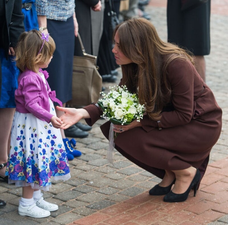 Una pequeña le regaló un ramo de flores.