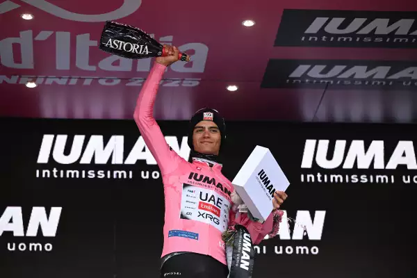 Foto de Isaac del Toro levantando el brazo en señal de victoria al ganar la etapa 16 del Giro de Italia y colocarse a la cabeza de la tabla general.