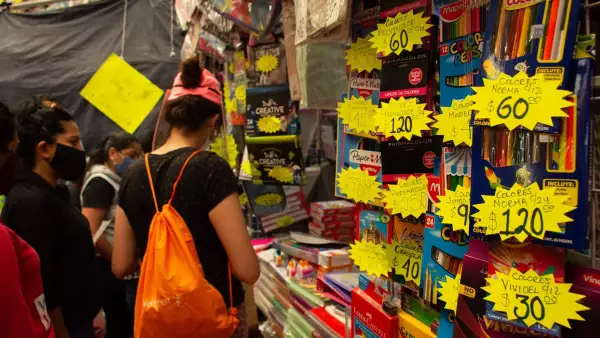 Venta de útiles escolares en la Plaza Mesones, en la Ciudad de México (incremento-apoyo-uniformes-utiles-cdmx)