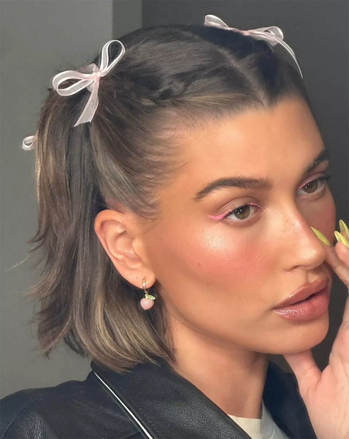 Hailey Bieber peinado coquette