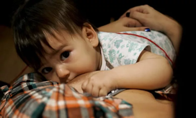 Amamantar a los bebés puede reducir 13% de las muertes entre menores de dos años. (Foto: Getty Images)