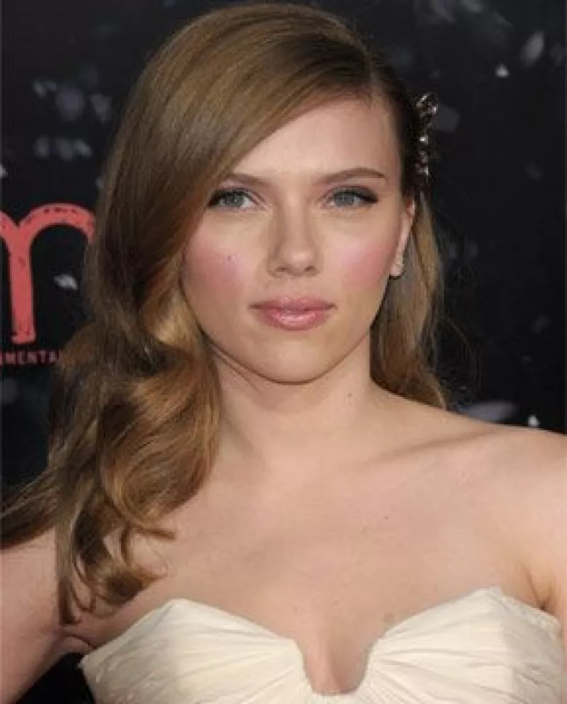 Varias modelos y actrices fueron incluidas en un concurso de escotes realizado por el programa de televisión Access Hollywood  y Johansson derrotó a la mexicana Hayek en el sondeo.