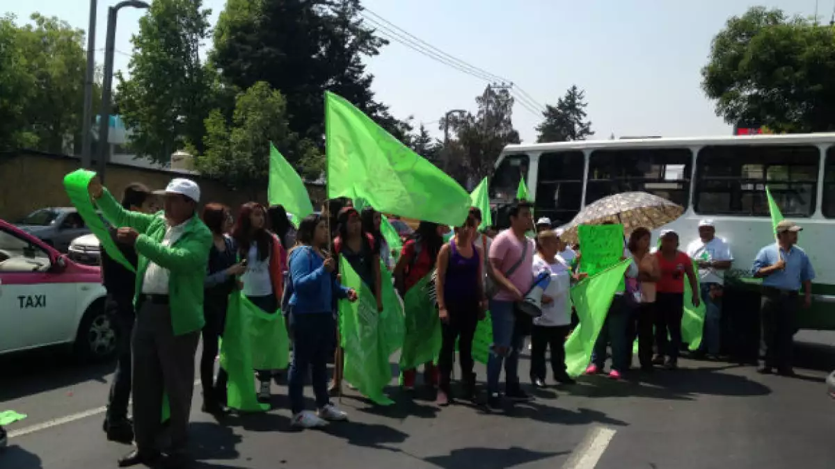 Militantes del Partido Verde de la Ciudad de México se manifiestan frente a su sede nacional exigiendo justicia en las candidaturas.