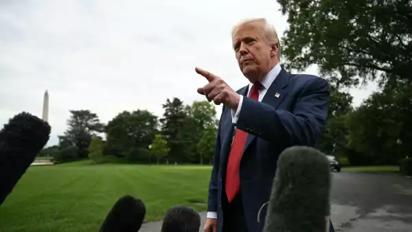 El presidente de los Estados Unidos, Donald Trump, habla con la prensa antes de abordar Marine One en el césped sur de la Casa Blanca en Washington, DC, el 1 de agosto de 2025. Trump viaja a Nueva Jersey para pasar el fin de semana en su residencia en Bedminster.