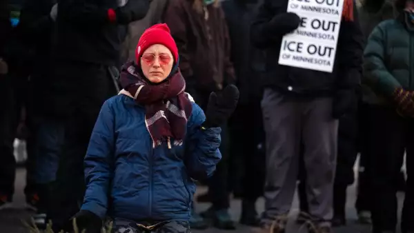 Una mujer reza en un monumento improvisado en el área donde Alex Pretti, de 37 años, fue muerto a tiros por agentes federales de inmigración más temprano en el día en Minneapolis, Minnesota, el 24 de enero de 2026.