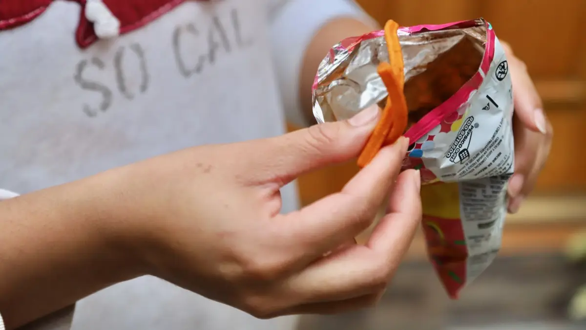 Alimentos no básicos con alto contenido calórico como churritos y papas fritas. Foto; 