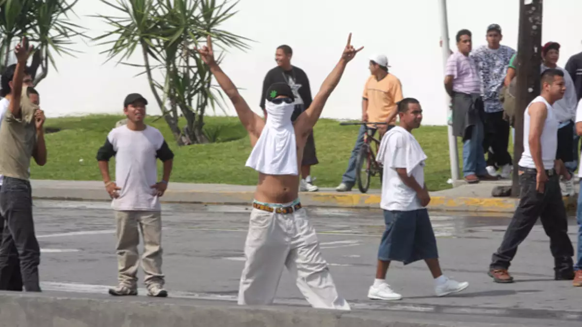 Pandillas tapan calles en Monterrey