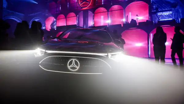 Foto frontal del nuevo CLA 2027 de Mercedes Benz luciendo su iluminación led que delinea la parte frontal y el famoso emblema de la estrella de tres puntas.