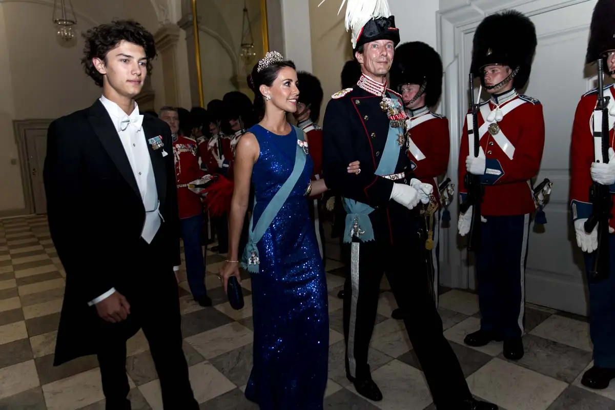 Príncipe Joaquín de Dinamarca con su esposa, la princesa Marie, y su hijo mayor, el príncipe Nikolai