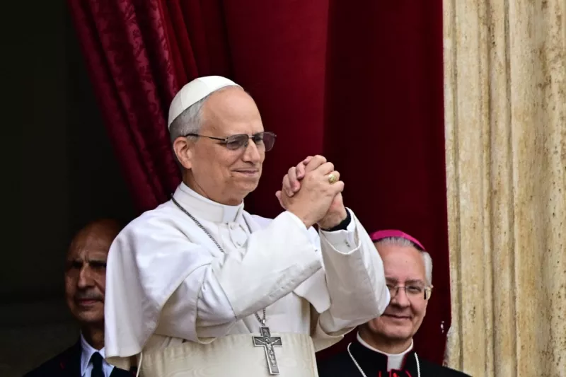 El Papa León XIV hace gestos después de pronunciar la oración de Regina Caeli desde la logia central principal de la basílica de San Pedro en el Vaticano, el 11 de mayo de 2025.