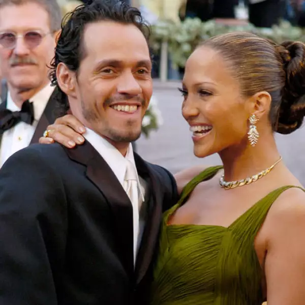 Jennifer Lopez y Marc Anthony. A pesar de que parecían el matrimonio perfecto desde que se casaron en 2004, cuando anunciaron su separación este año, se dijo que una de las razones de su fracaso amoroso fue los celos excesivos del cantante, tanto que la relación ya se había vuelto insoportable.