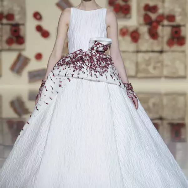 Vestido en A. Tanto la textura como la piedra remite a un postre con arandanos y crema batida.