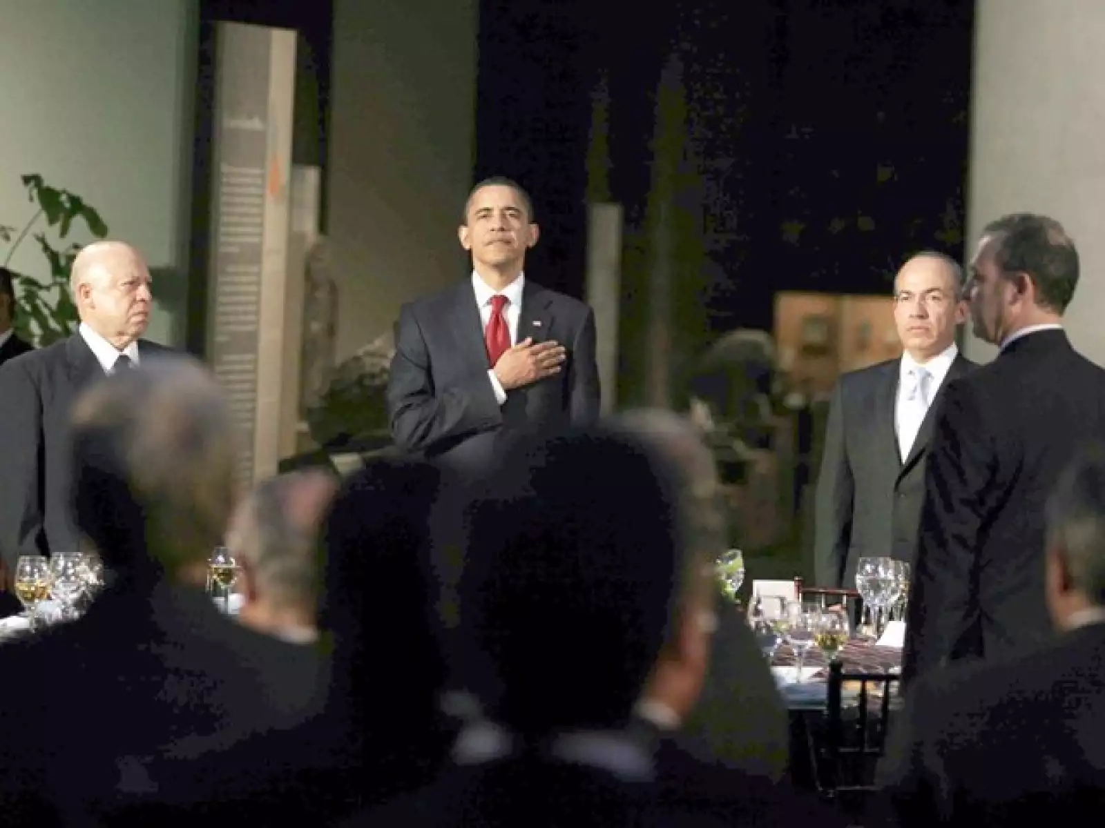 Muy patriota y serio, Barack Obama escuchó el himno de su país.